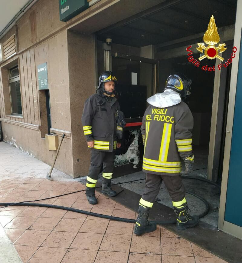 Un uomo ha lanciato una moltov contro una banca a Vibo Valentia 3