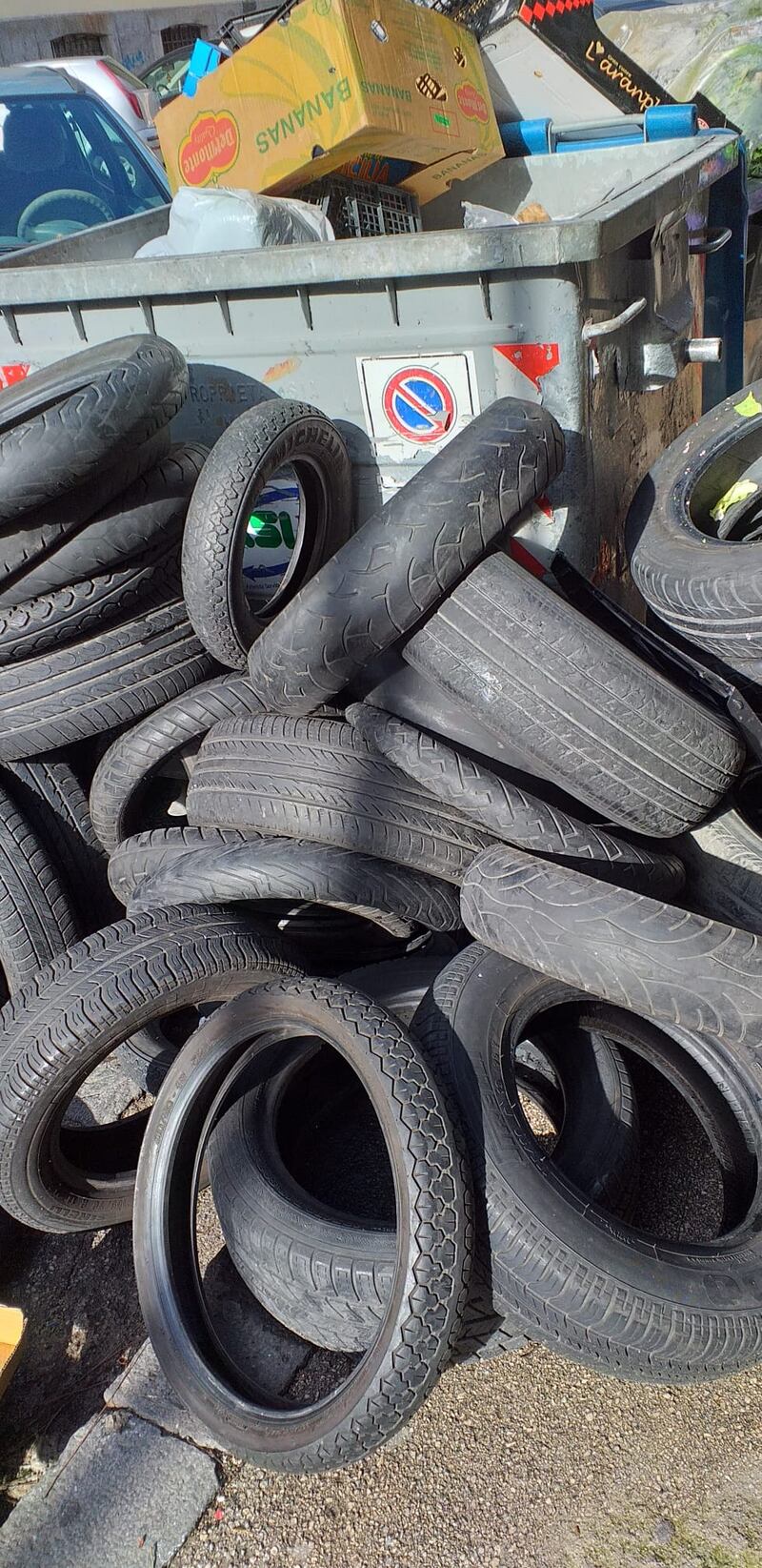 Discarica abusiva pneumatici Napoli 3
