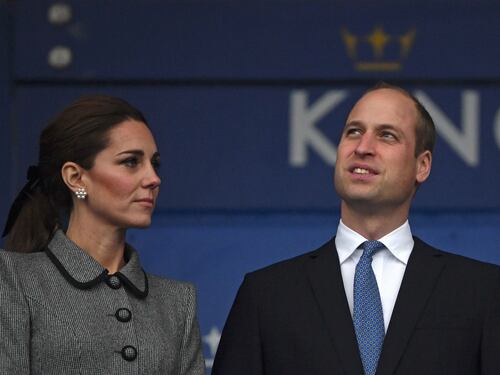Si infittiscono le voci di crisi tra William e Kate. Ora "l'amante" si toglie la fede