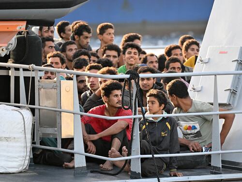 "Entrate". Ma i migranti non sbarcano: cosa succede con le Ong