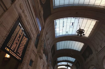 Vento a Milano, si stacca parte del tetto della stazione Centrale 1