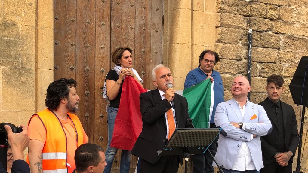 I gilet arancioni a Palermo. Pappalardo: "Conte? Sprovveduto, arrogante e non capisce niente"
