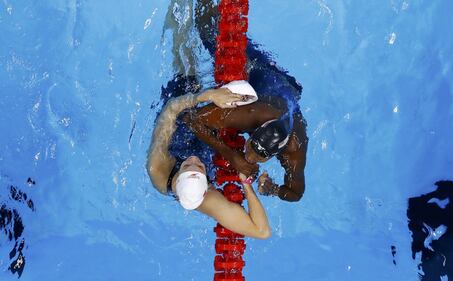 Simone Manuel fa la storia: prima afroamericana a vincere l'oro nel nuoto. Le lacrime di gioia 16