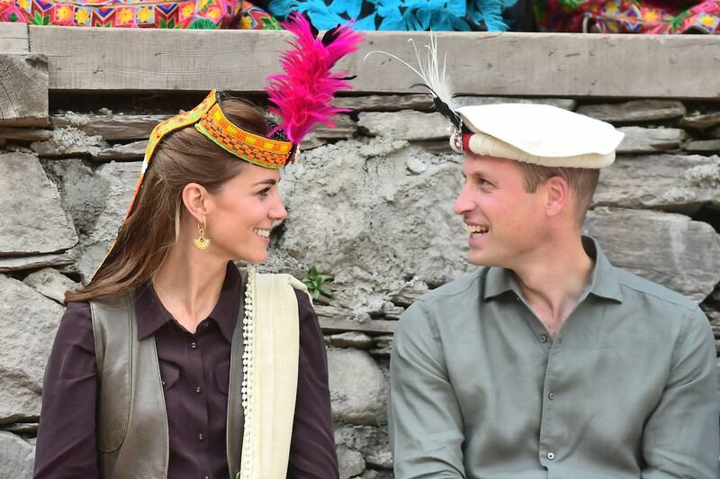 William e Kate indossano i copricapi tradizionali visitando il Chitral 4