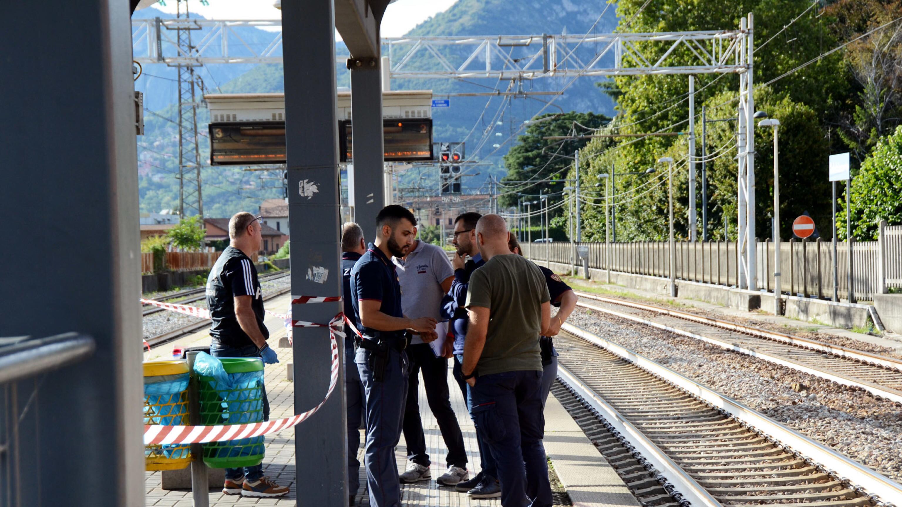 Lecco, 23enne accoltellato mentre aspettava il treno. Fermato l'assassino