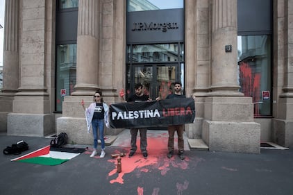 Vernice rossa sulla sede di Jp Morgan: il blitz dei proPal a Milano 4