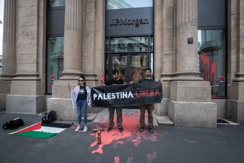 Vernice rossa sulla sede di Jp Morgan: il blitz dei proPal a Milano 4
