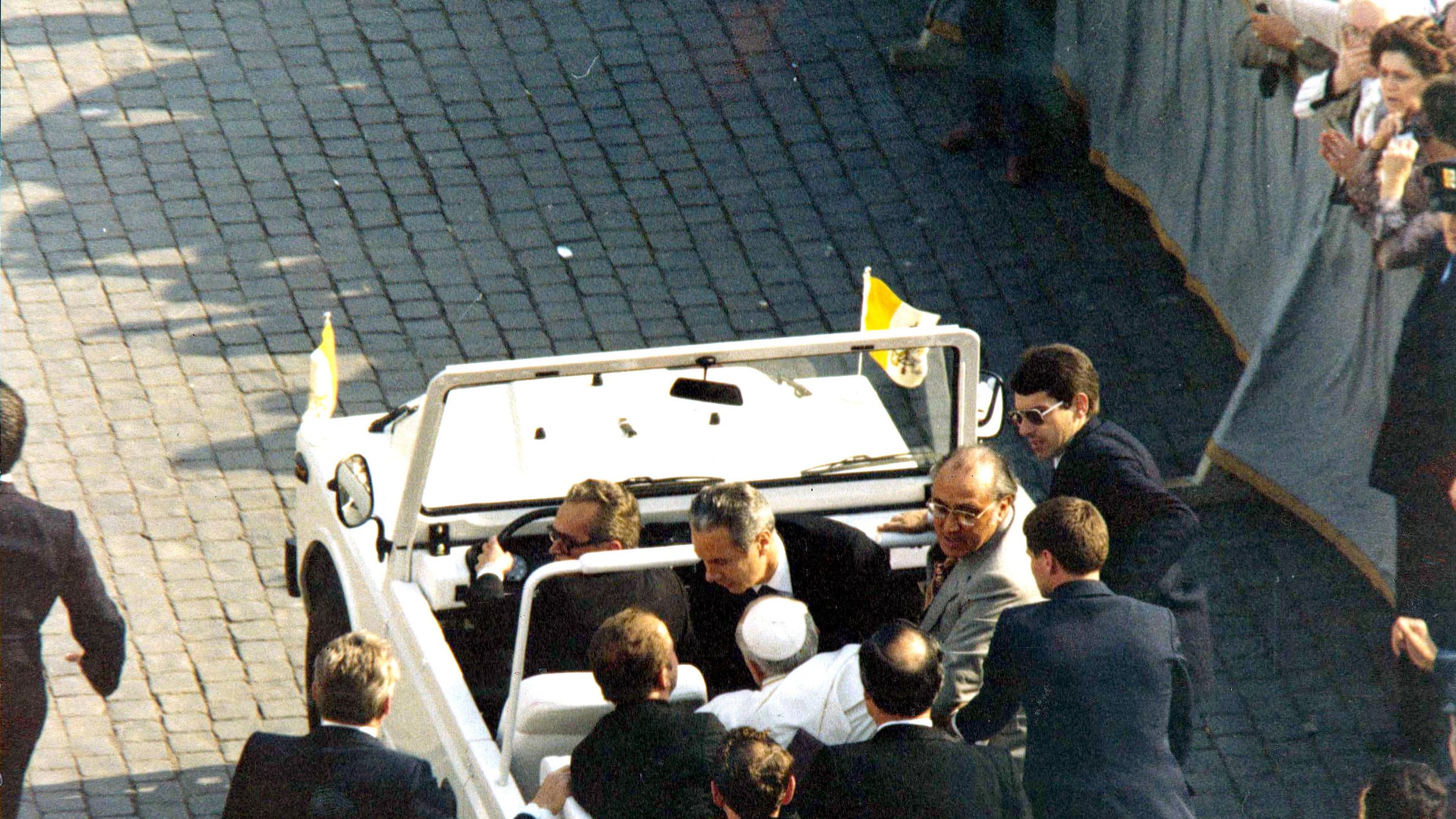Quarant'anni fa l'attentato a Papa Wojtyla. Ma movente e regia restano un mistero