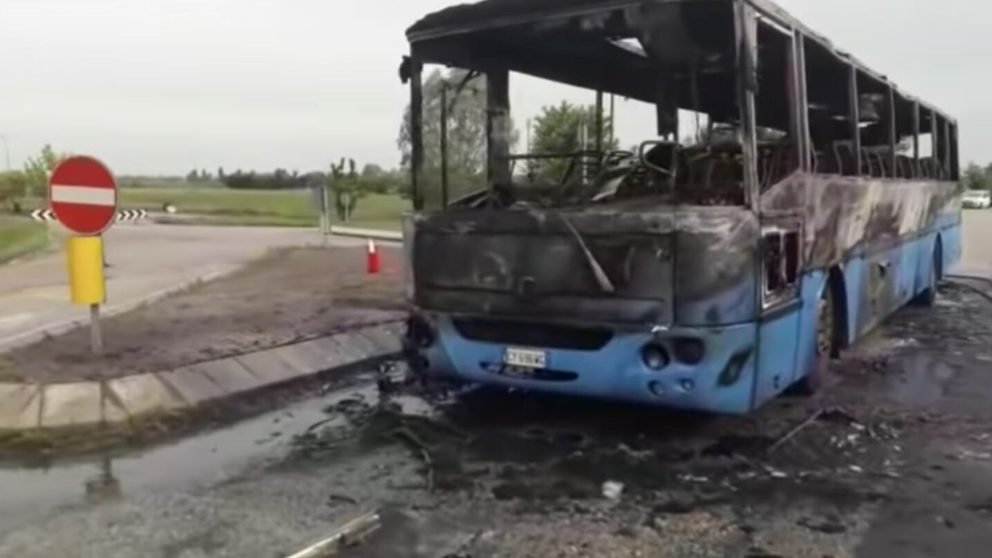 Rovigo, rogo sul bus di studenti: l'autista mette tutti in salvo
