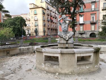 Napoli, il degrado di piazza Cavour 3