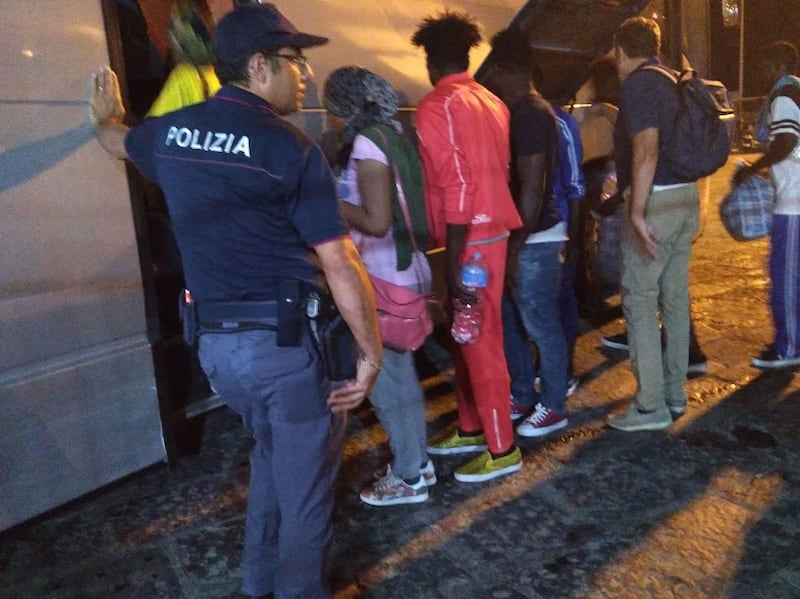 Lo sbarco dei migranti della Open Arms a Porto Empedocle  4