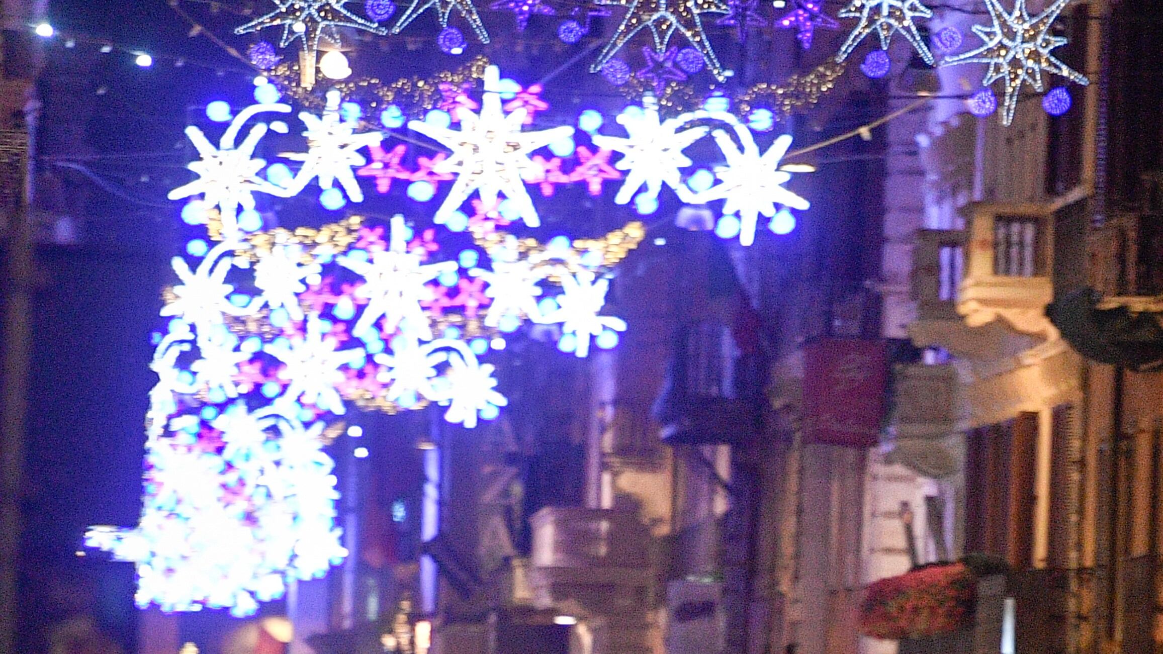 Niente luminarie natalizie al Vomero, vanno smontate perché c’è da potare gli alberi