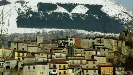 La scritta "Dux" non bruciò per caso: l'incendio fu appiccato da piromani