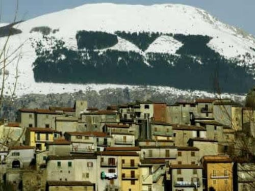 La scritta "Dux" non bruciò per caso: l'incendio fu appiccato da piromani