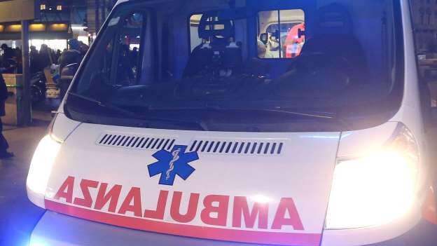Rompe il vetro della porta: 16enne muore dissanguato