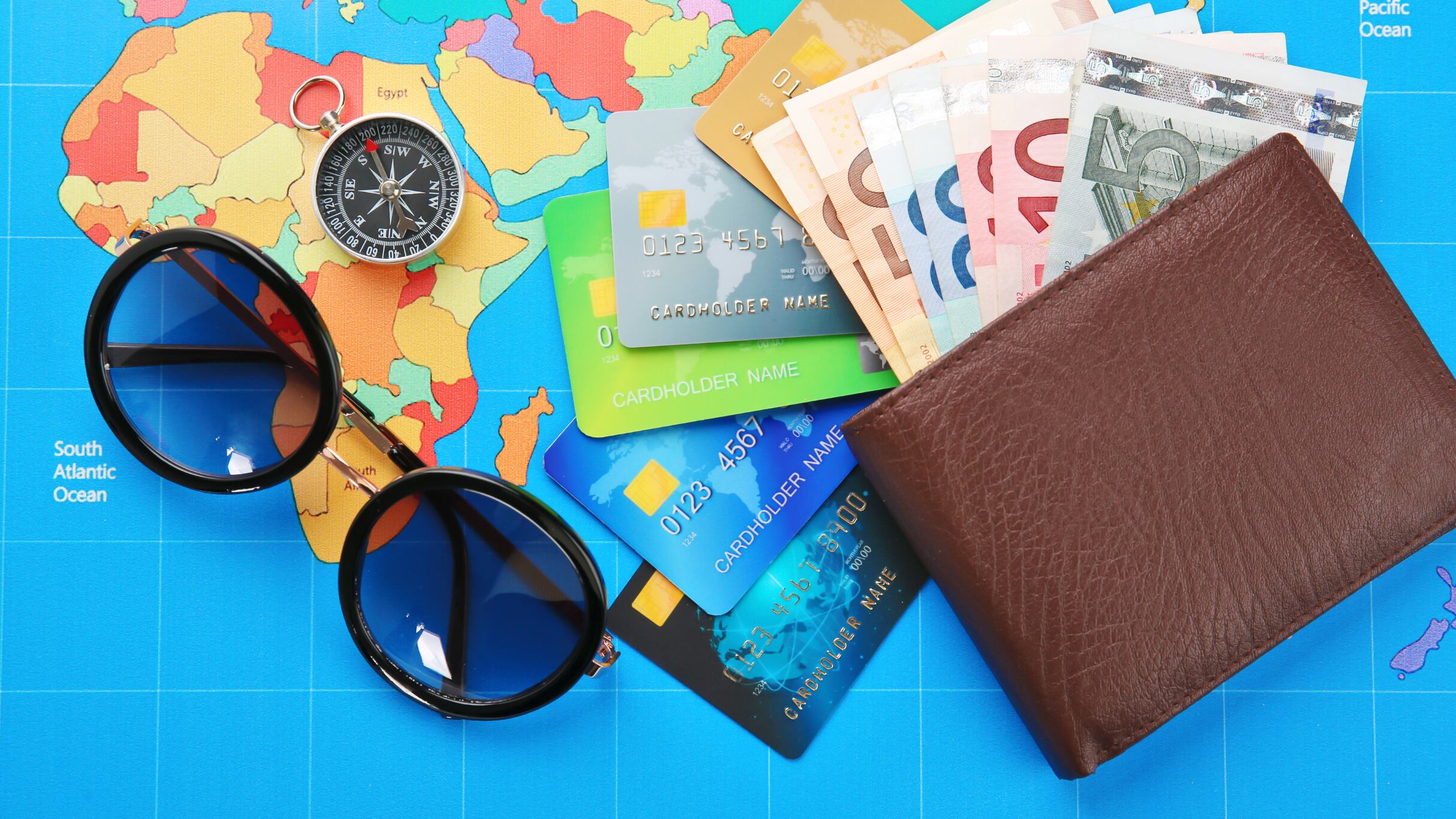 Carte di pagamento: tre soluzioni convenienti per chi viaggia in vacanza
