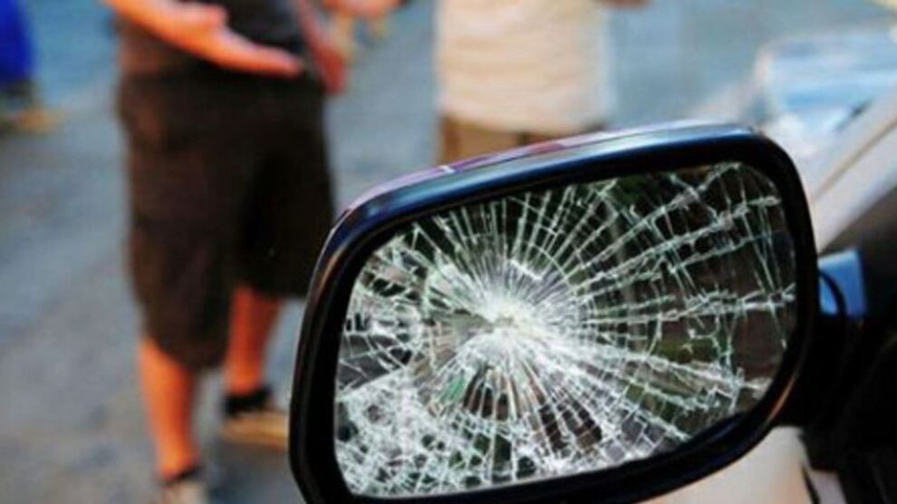 Occhio alla truffa del buon samaritano: cosa non fare mai quando si trova l'auto posteggiata così