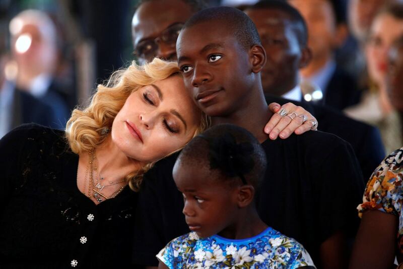 Madonna e Sharon Stone: sexy dive a confronto 8