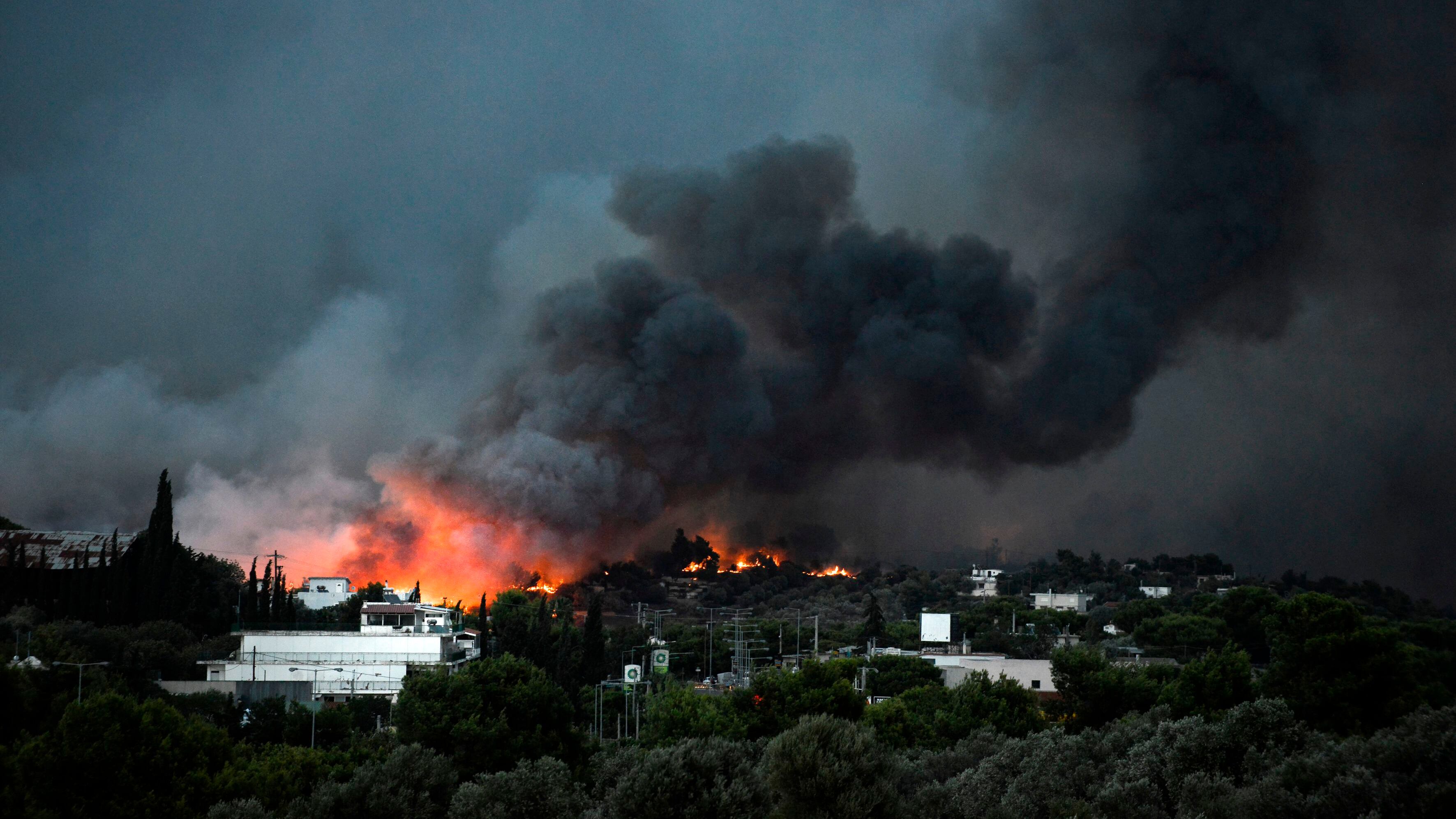 Atene, dopo gli incendi anche l'alluvione. E il governo incolpa chi ha perso tutto