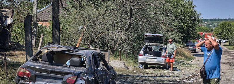 Nuova ondata di droni ucraini verso Mosca: “Intercettati e abbattuti”. Attacco russo contro un bus a Kherson: 4 morti