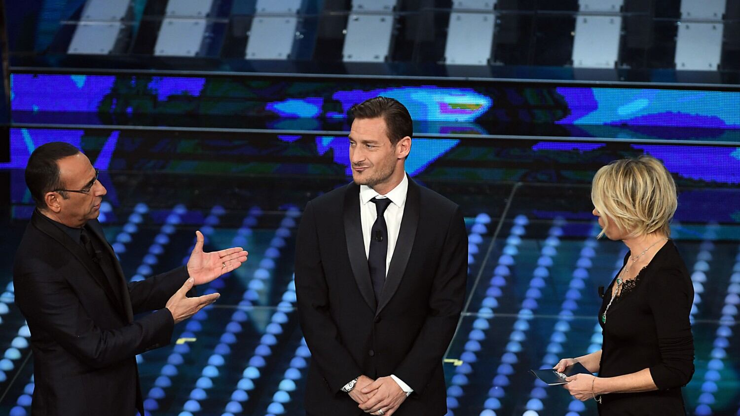 Sanremo, Totti conquista l'Ariston. E sui social gli utenti si scatenano