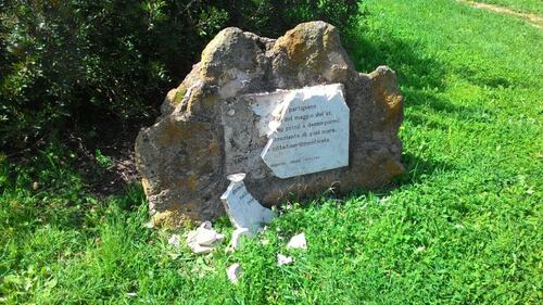 Danneggiata la stele di Pasolini: "Era un pedofilo" 2