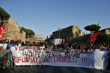 Roma, dopo lo sgombero i rifugiati di nuovo in piazza 13