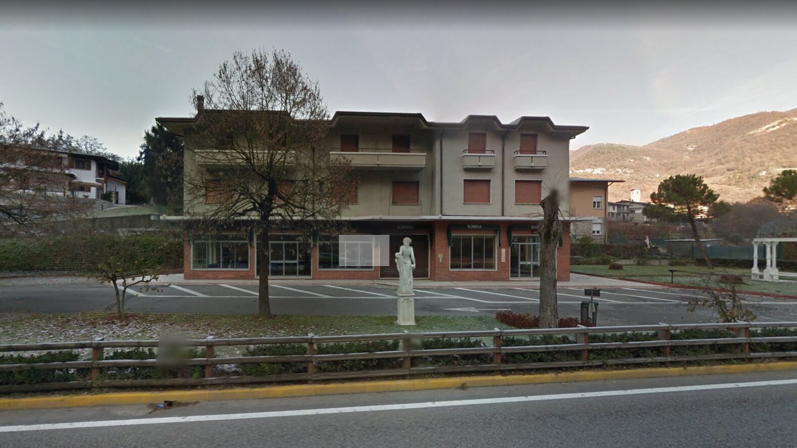L'hotel ospita immigrati: assalto con le molotov