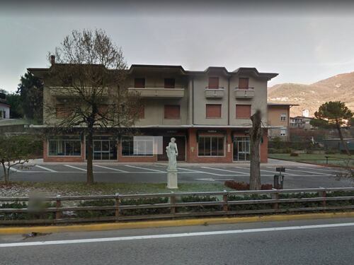 L'hotel ospita immigrati: assalto con le molotov