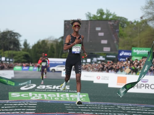 Storica impresa di Yeman Crippa: è il primo italiano a trionfare alla maratona di Parigi