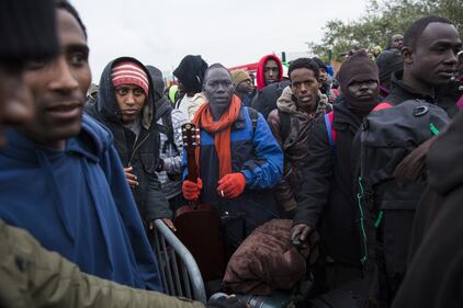 Migranti abbandonano il campo profughi di Calais 7