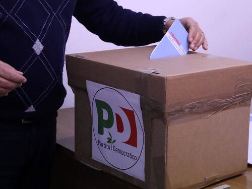 Il Pd legalizza i brogli con un colpo di spugna. E sprofonda nel panico