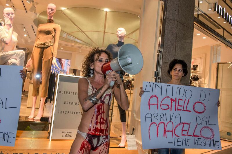 Iene Vegane protestano contro Intimissimi 1