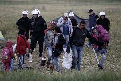 Gli immigrati lasciano il campo profughi di Idomeni 6