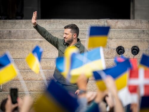 Zelensky festeggia l'Indipendenza: "La nostra bandiera piantata in Crimea"
