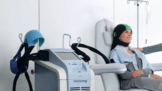 Bari, un casco aiuta a non perdere i capelli durante la chemioterapia