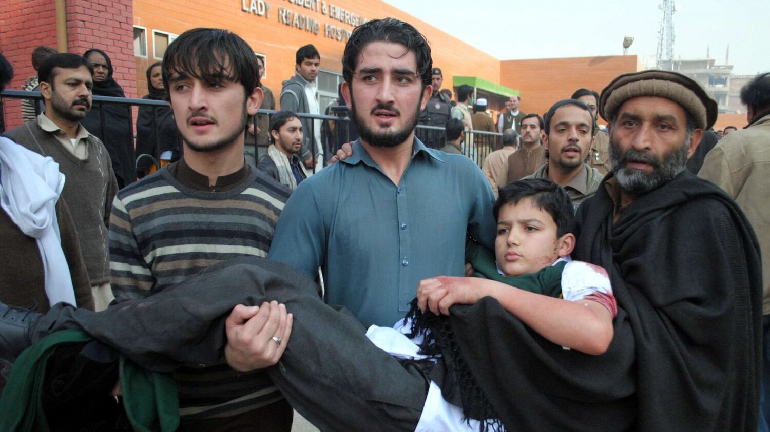 Pakistan, kamikaze a scuola: almeno 130 morti, 123 sono bimbi