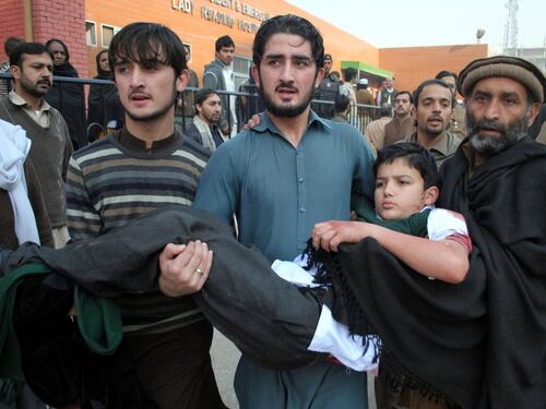 Pakistan, kamikaze a scuola: almeno 130 morti, 123 sono bimbi