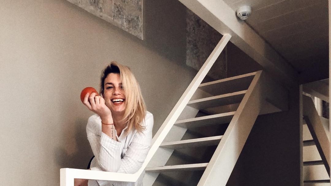 Emma Marrone senza pantaloni sulle scale. E i follower impazziscono