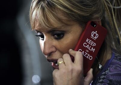 "Keep calm un c..." La Mussolini sfoggia una cover singolare 2