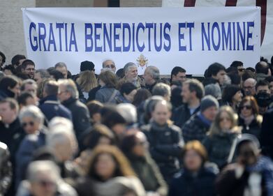 I fedeli abbracciano il Papa 5