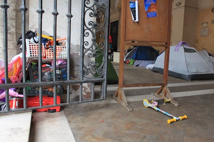 Dentro la basilica "occupata" dai movimenti per la casa 13