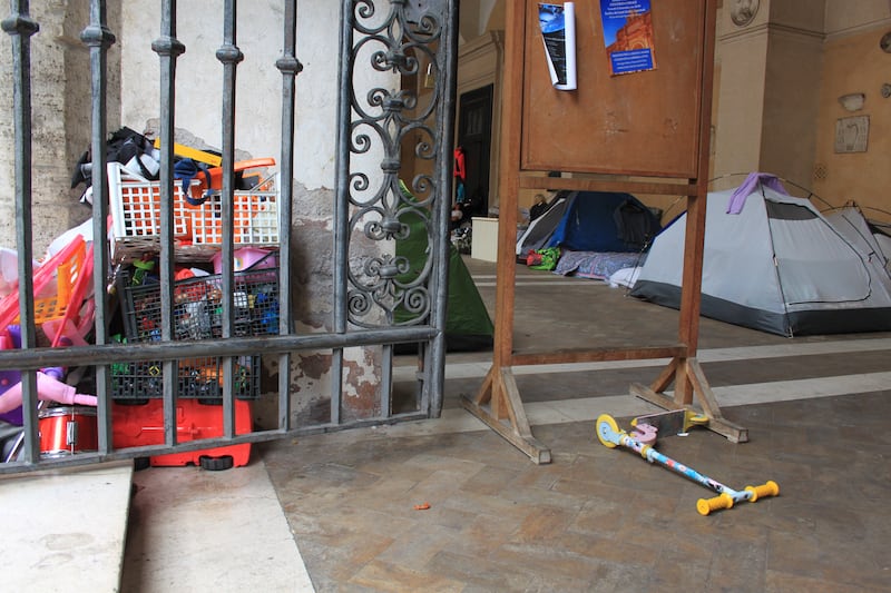 Dentro la basilica "occupata" dai movimenti per la casa 13