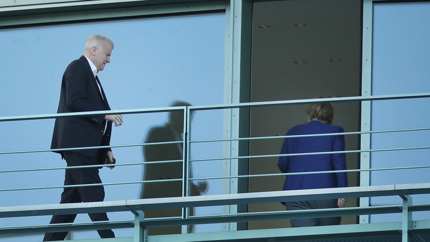 Trema il governo Merkel: si dimette Seehofer per il no ai respingimenti