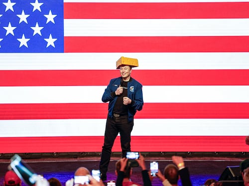 Musk fa il "formaggiaio" e regala due milioni per sedurre il Wisconsin