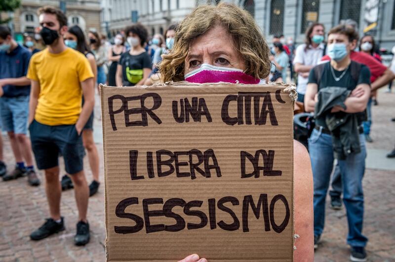 Femministe in piazza a Milano contro Montanelli 6