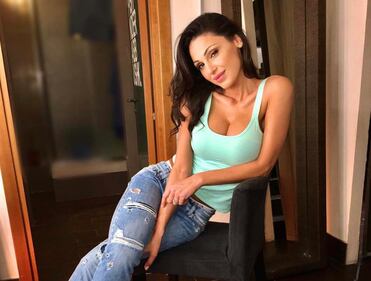 Anna Tatangelo, scollatura mozzafiato per i fan 1
