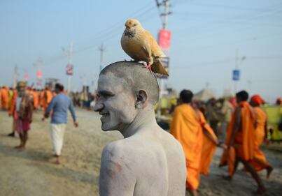 India: i devoti nelle foto dal fiume Gange  1