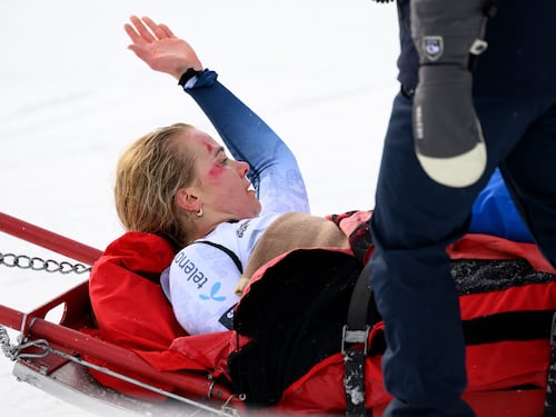 Crans-Montana, annullata la discesa libera di sci: cade Lindsay Vonn, Monsen ferita al volto