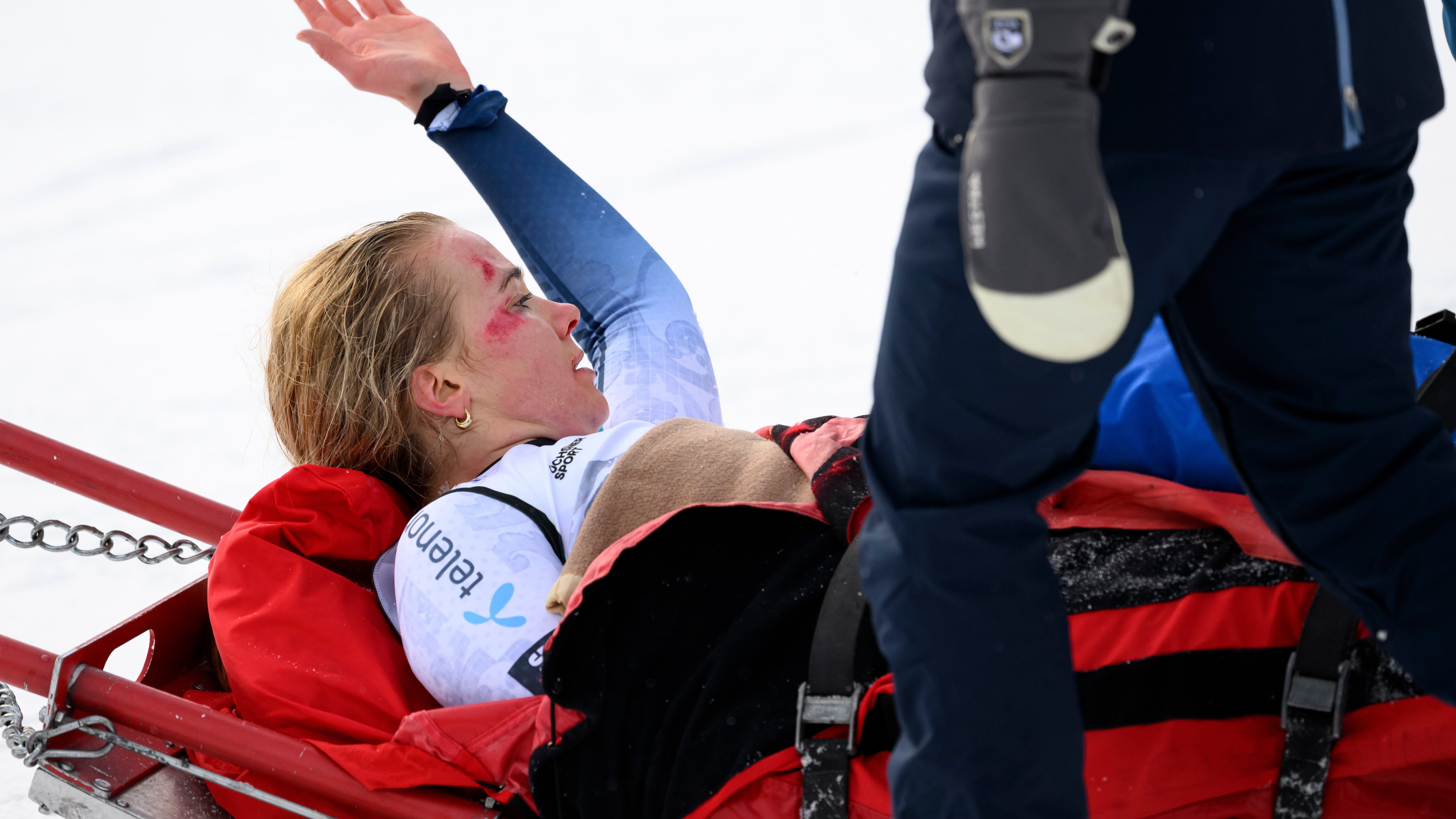 Crans-Montana, annullata la discesa libera di sci: cade Lindsay Vonn, Monsen ferita al volto